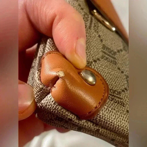 Cute little wallet. No name. Great condition - Picture 6 of 8